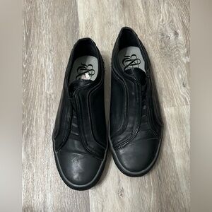 Rock & Republic men’s shoes are a size 11.